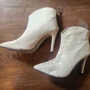 Chic Cream Crocodile Embossed Pointed Toe Stiletto Ankle Boots Size 6.5